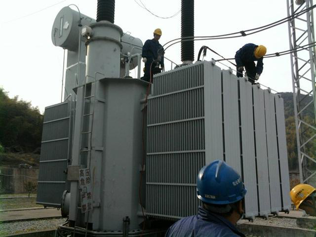 作業(yè)人員安全保護(hù)繩系在安全水平保護(hù)繩上，確保在變壓器本體上移動始終不會失去保護(hù)。